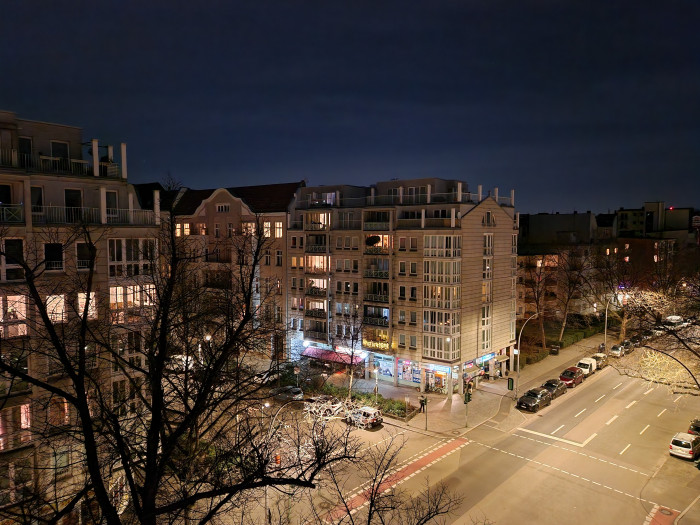 Das Galaxy S22+ macht vergleichbar gute Nachtaufnahmen wie das Ultra. (Bild: Tobias Költzsch/Golem.de)